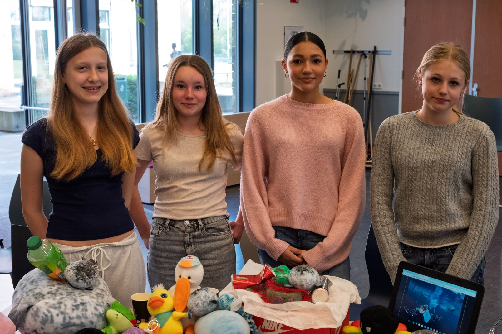 Leerlingen presenteren duurzame oplossingen tijdens het Planeet Festival op het Stanislas College.